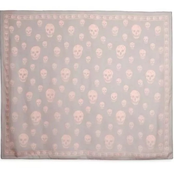 sold out ALEXANDER MCQUEEN
Skull-Print Silk Scarf - Picture 7 of 7
